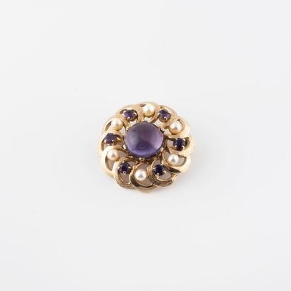 Petite broche ronde en or jaune (375) centrée...