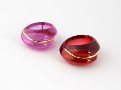 BACCARAT
Deux bagues en cristal rose et rouge...