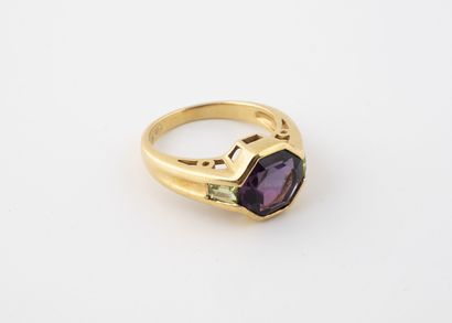 Bague en or jaune (750) ornée d'une améthyste...