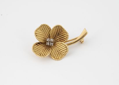 Yellow gold (750) brooch in the shape of...