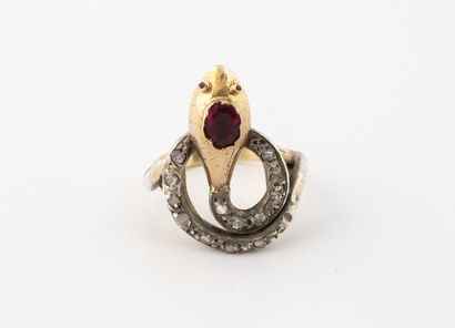 Yellow gold (750) and platinum (850) ring...