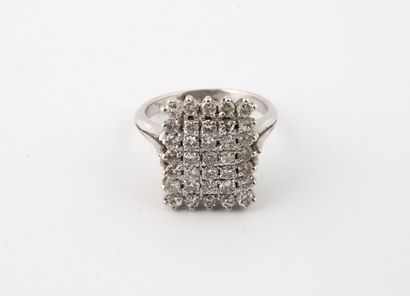 Bague en or gris (750) ornée d'un plateau...