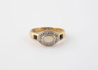 Bague en or jaune (750) ornée d'une opale...