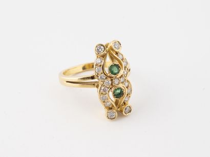 Bague en or jaune (750) formée de deux motifs...