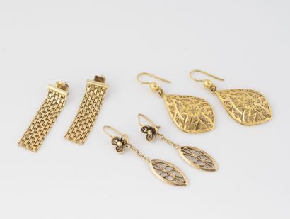 Lot of three pairs of gold earrings: 
- Two...