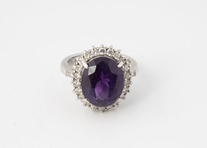 Bague en platine (850) centrée d'une améthyste...