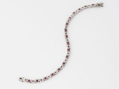 Bracelet ligne en or gris (375) orné de rubis...