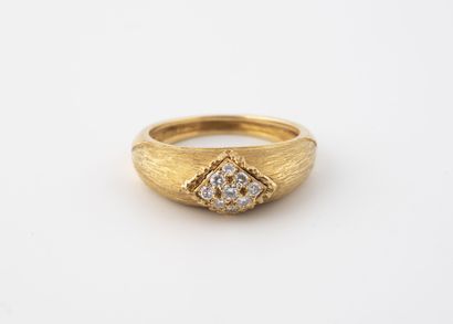 Bague jonc en or jaune (750) texturé ornée...