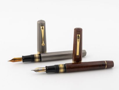 OMAS
Deux stylos plume :
- Un en métal argenté...