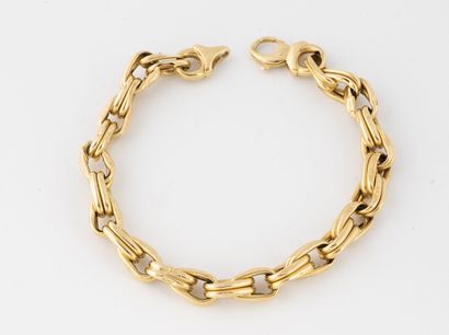 Bracelet en or jaune (375) à maille ovale...