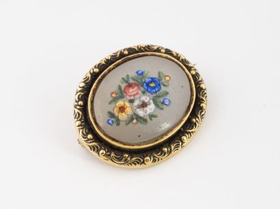 Small medallion brooch in yellow gold (750)...