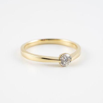 Petite bague solitaire en or jaune (750)...