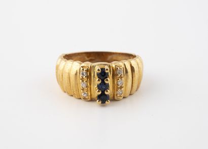 Bague en jaune (750) ornée de saphirs et...