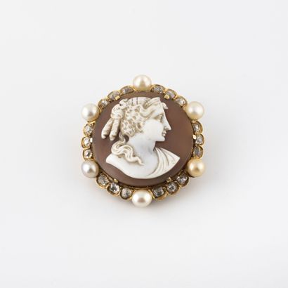 Yellow gold (750) round brooch holding a...