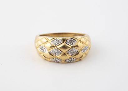 Bague en or jaune (750) à motif de losange...