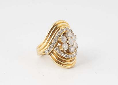 Jolie bague en or jaune (750) au chaton ovale...