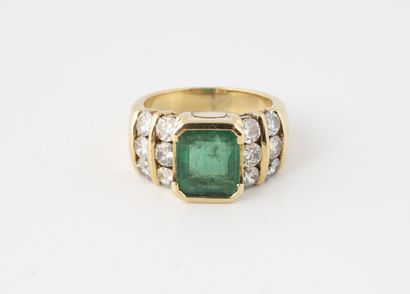 Bague en or jaune (750) centrée d'une émeraude...