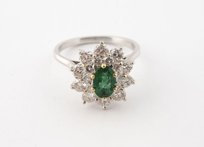 Bague marguerite en or gris (750) centrée...