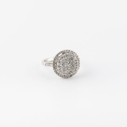 Bague en or gris (750) centrée de petits...
