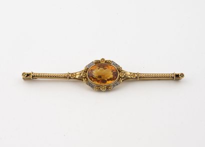 Yellow and white gold (750) brooch centered...