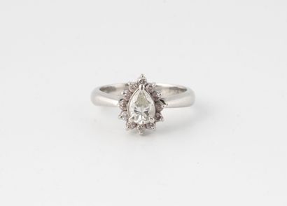 Bague en platine (850) centrée d'un diamant...