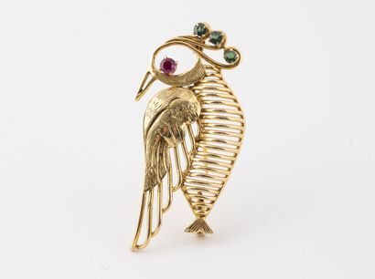 Bird brooch in yellow gold (750) decorated...