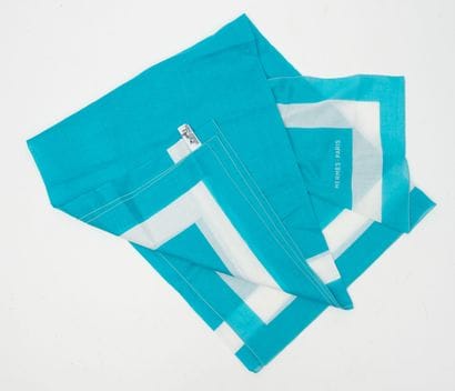 HERMES Paris 
Paréo en voile de coton turquoise...