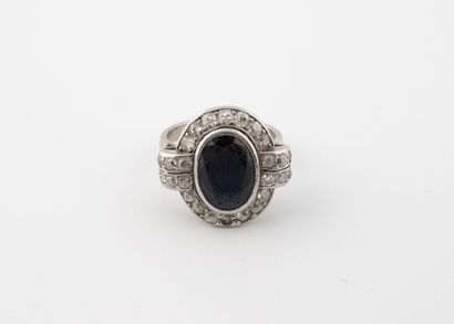 Ring in white gold (750) centered on a faceted...