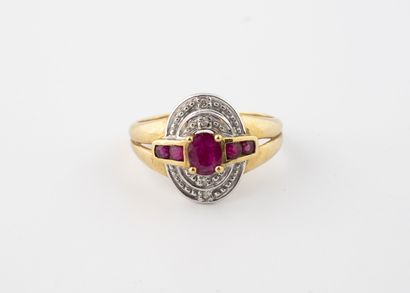 Bague en or jaune (750) ornée d'une rangée...
