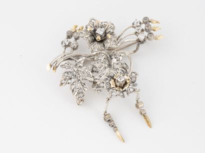 Broche branche fleurie en argent (min 800)...