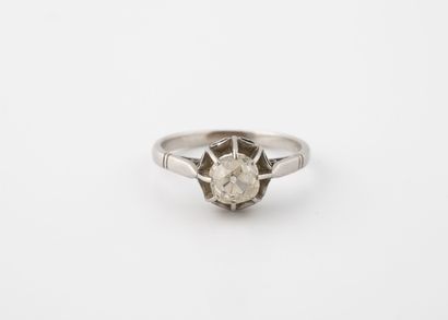 Ring in platinum (850) set with a claw-set...