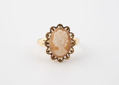 Yellow gold (750) ring set with a shell cameo...
