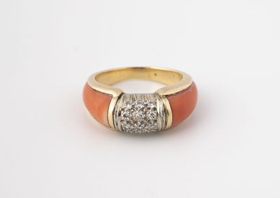 Bague en ors jaune et gris (750) centré d'un...