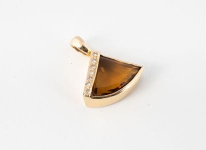 Yellow gold (750) pendant in the shape of...