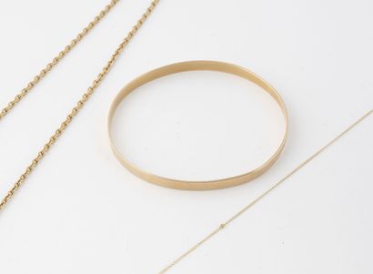 Lot including : 
- a rigid bracelet in yellow...