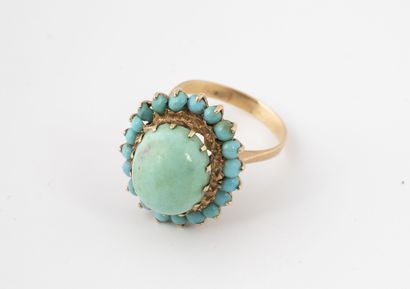 Yellow gold (750) ring centered on a cabochon...