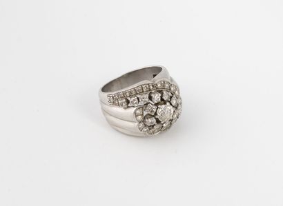 Bague dôme en platine (850) ornée d'un diamant...
