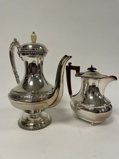 Two silver plated metal pourers :
- one in...