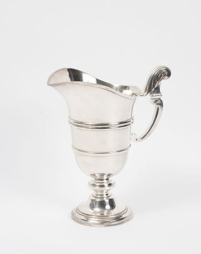 Helmet ewer in silver plated metal.
H. 27...
