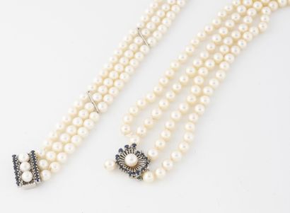 Ensemble comprenant : 
- un collier à deux...
