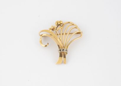Broche gerbe de fleurs en or jaune (750)...
