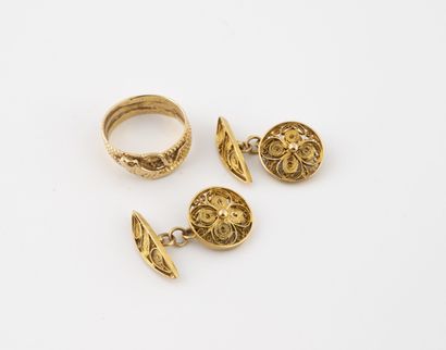 Lot de deux bijoux en or jaune (750) comprenant...