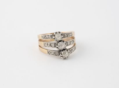 Bague en or jaune (750) et platine (850)...