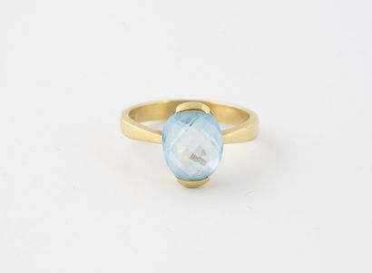 Yellow gold (750) ring centered on a faceted...