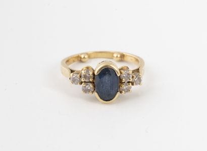 Yellow gold (750) ring set with a sapphire...