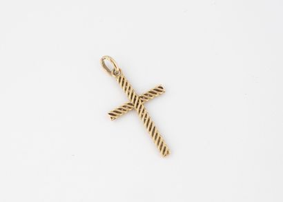 Cross pendant in yellow gold (750).
H. 3...
