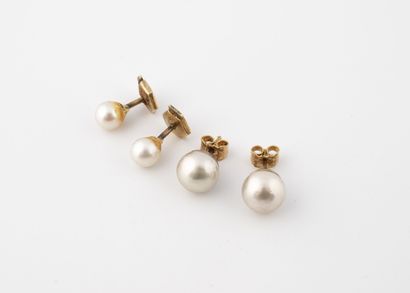 Two pairs of ear studs in gold metal and...