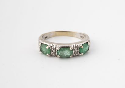 Bague jonc en or gris (750) ornée de trois...
