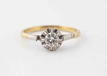 Bague solitaire en or jaune (750) et platine...