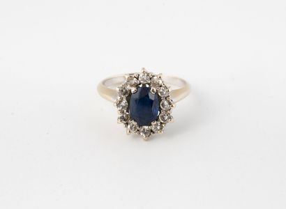 Daisy ring in white gold (750), centered...